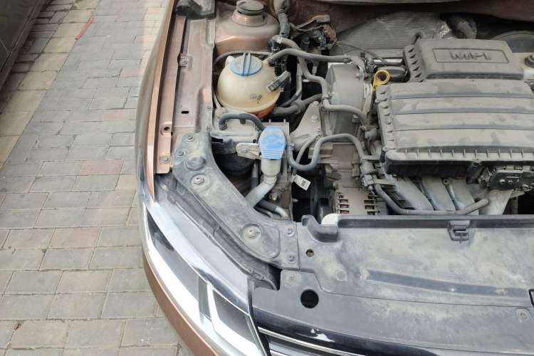 Used Volkswagen Gran Lavida 2015 1.6L Manual Fashion Edition Engine Bay Right