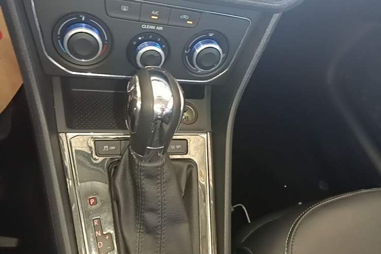 Used Volkswagen Gran Lavida 2015 1.6L Automatic Comfort Edition Gear Lever