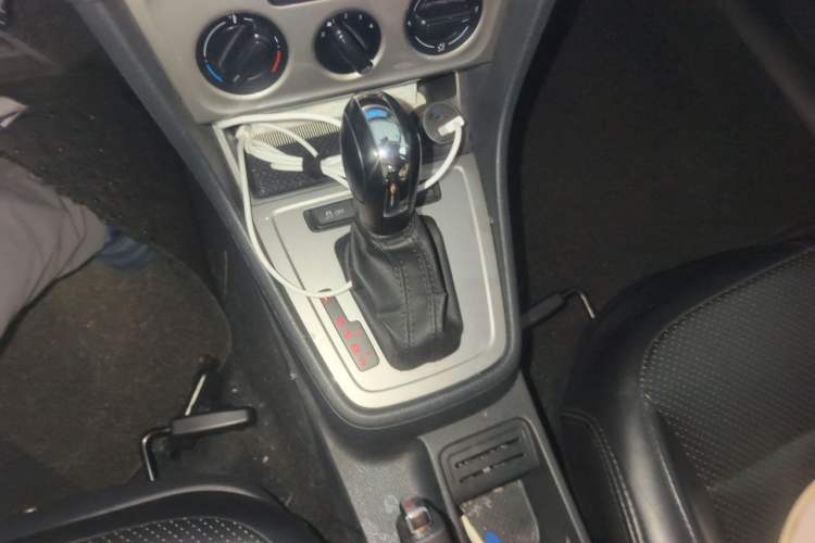 Used Volkswagen Gran Lavida 2015 1.6L Automatic Fashion Edition Gear Lever