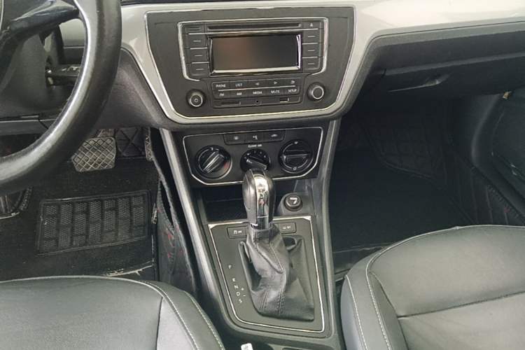 Used Volkswagen Gran Lavida 2015 1.6L Automatic Comfort Edition Gear Lever