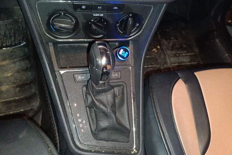 Used Volkswagen Gran Lavida 2015 1.6L Automatic Comfort Edition Gear Lever