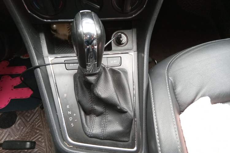 Used Volkswagen Gran Lavida 2015 1.6L Automatic Comfort Edition Gear Lever