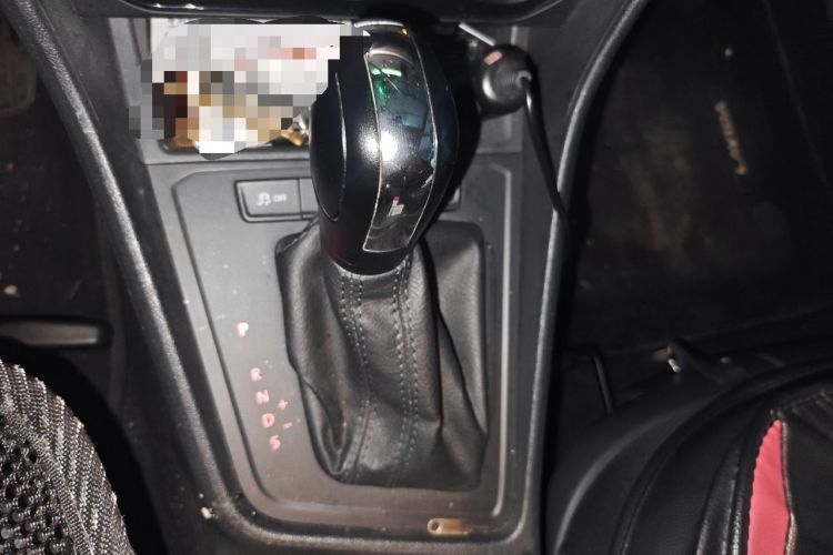 Used Volkswagen Gran Lavida 2015 1.6L Automatic Fashion Edition Gear Lever
