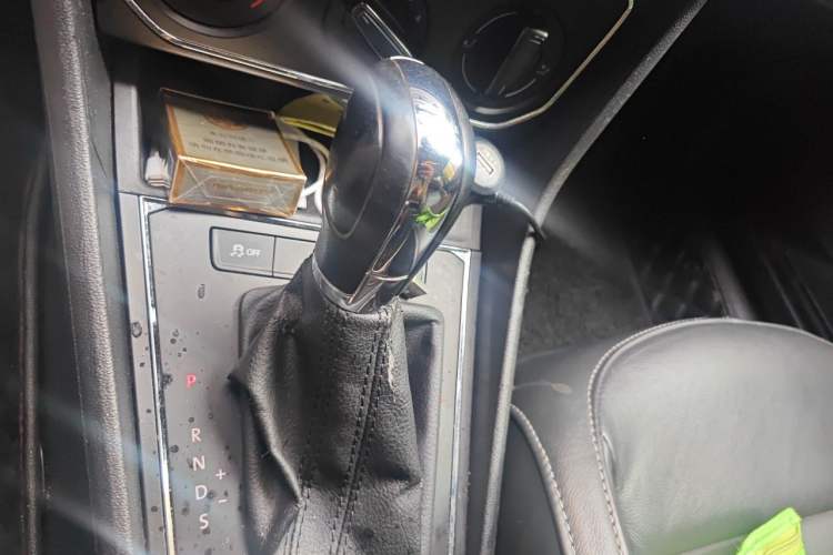 Used Volkswagen Gran Lavida 2015 1.6L Automatic Comfort Edition Gear Lever