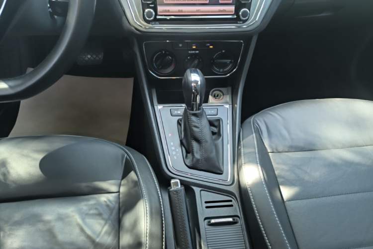 Used Volkswagen Gran Lavida 2015 1.6L Automatic Comfort Edition Gear Lever