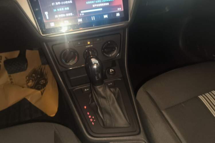 Used Volkswagen Gran Lavida 2015 1.6L Automatic Fashion Edition Gear Lever