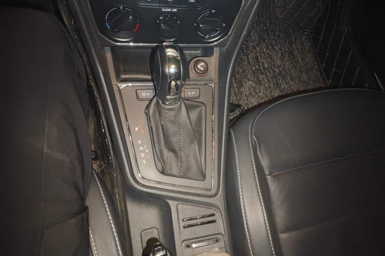 Used Volkswagen Gran Lavida 2015 1.6L Automatic Comfort Edition Gear Lever