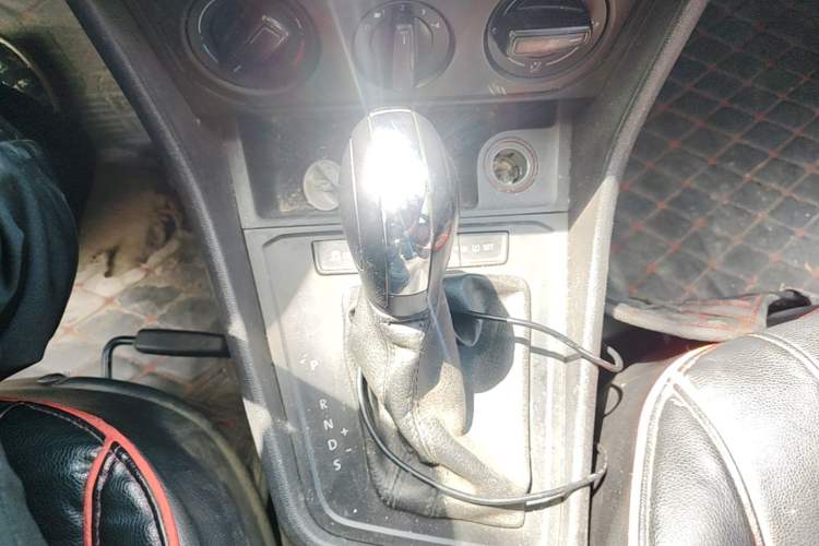Used Volkswagen Gran Lavida 2015 1.6L Automatic Fashion Edition Gear Lever