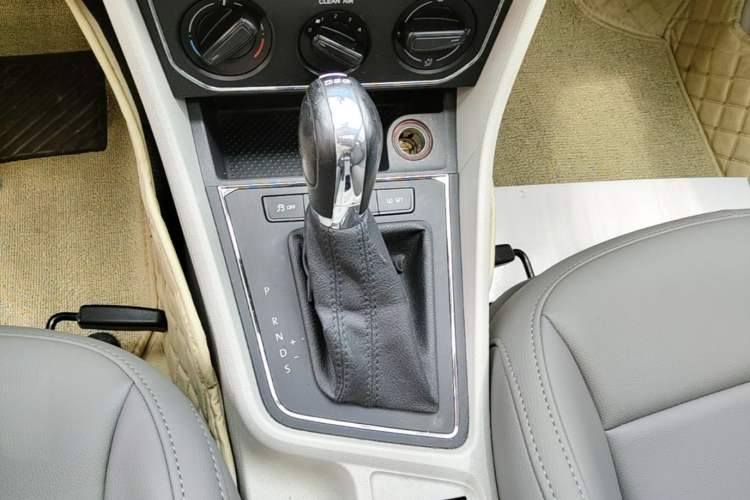 Used Volkswagen Gran Lavida 2015 230TSI DSG Comfort Edition Gear Lever
