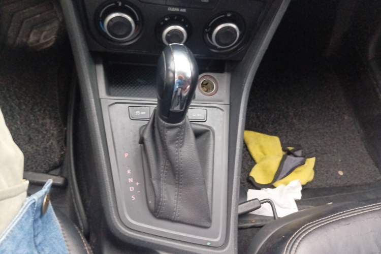 Used Volkswagen Gran Lavida 2015 1.6L Automatic Fashion Edition Gear Lever