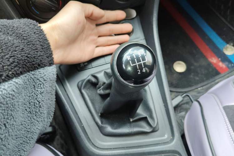 Used Volkswagen Gran Lavida 2015 1.6L Manual Fashion Edition Gear Lever