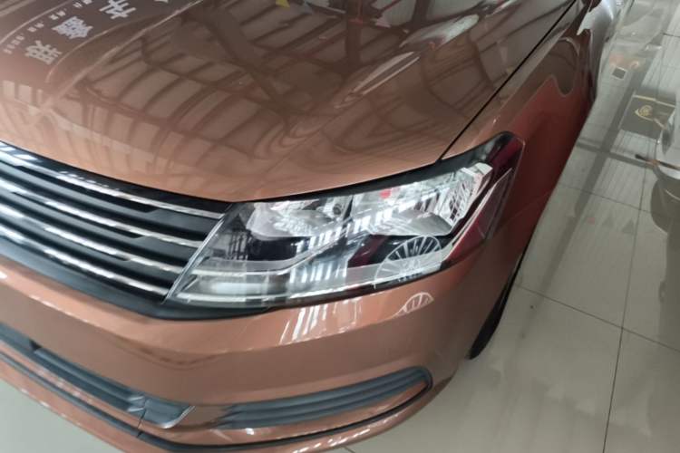 Used Volkswagen Gran Lavida 2015 1.6L Automatic Fashion Edition Left Front Headlight