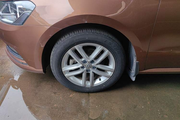 Used Volkswagen Gran Lavida 2015 1.6L Automatic Comfort Edition Left Front Wheel Hub
