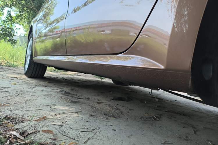 Used Volkswagen Gran Lavida 2015 1.6L Automatic Comfort Edition Left Side Sill