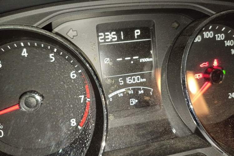 Used Volkswagen Gran Lavida 2015 1.6L Automatic Comfort Edition Odometer Close Up
