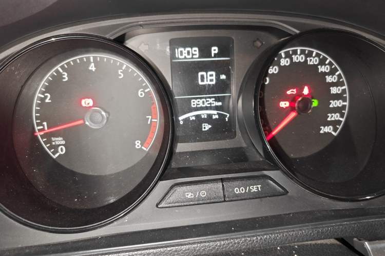 Used Volkswagen Gran Lavida 2015 1.6L Automatic Fashion Edition Odometer Close Up