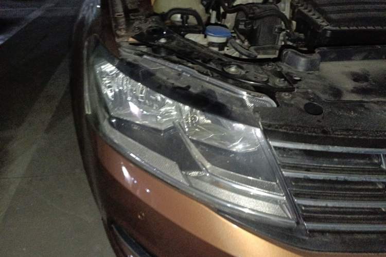 Used Volkswagen Gran Lavida 2015 1.6L Automatic Comfort Edition Right Front Headlight