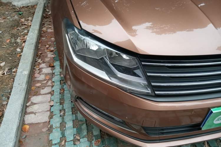 Used Volkswagen Gran Lavida 2015 1.6L Automatic Comfort Edition Right Front Headlight