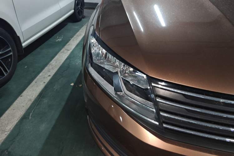 Used Volkswagen Gran Lavida 2015 1.6L Automatic Fashion Edition Right Front Headlight
