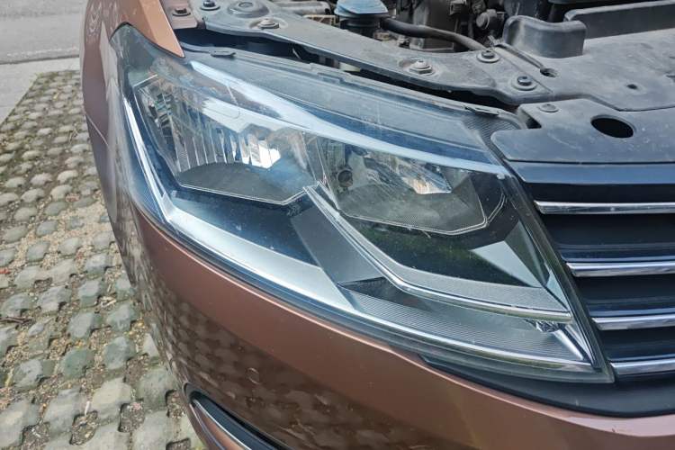 Used Volkswagen Gran Lavida 2015 1.6L Automatic Comfort Edition Right Front Headlight