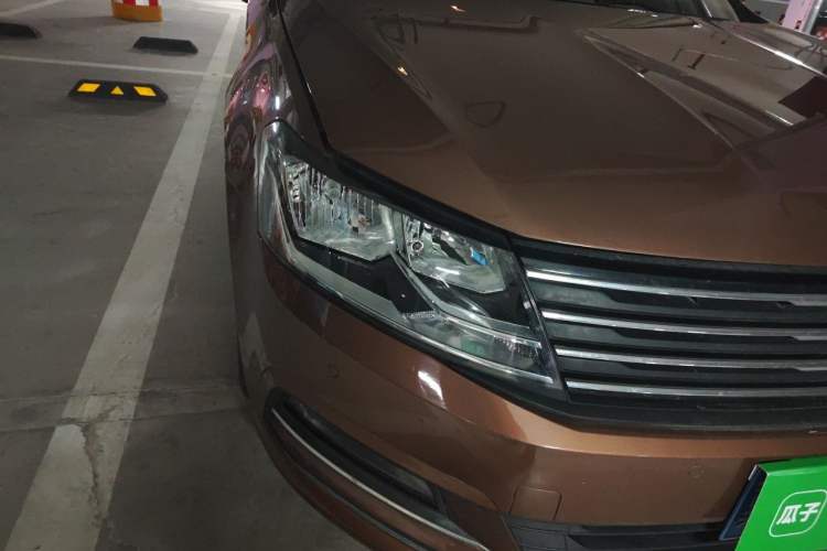 Used Volkswagen Gran Lavida 2015 1.6L Automatic Comfort Edition Right Front Headlight