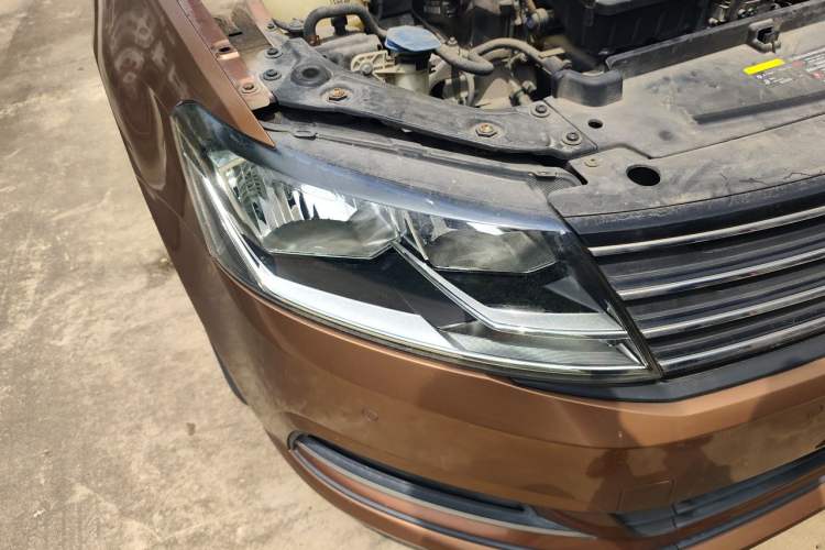 Used Volkswagen Gran Lavida 2015 1.6L Automatic Comfort Edition Right Front Headlight