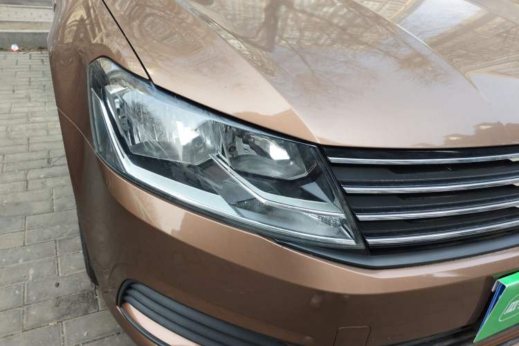 Used Volkswagen Gran Lavida 2015 1.6L Manual Fashion Edition Right Front Headlight