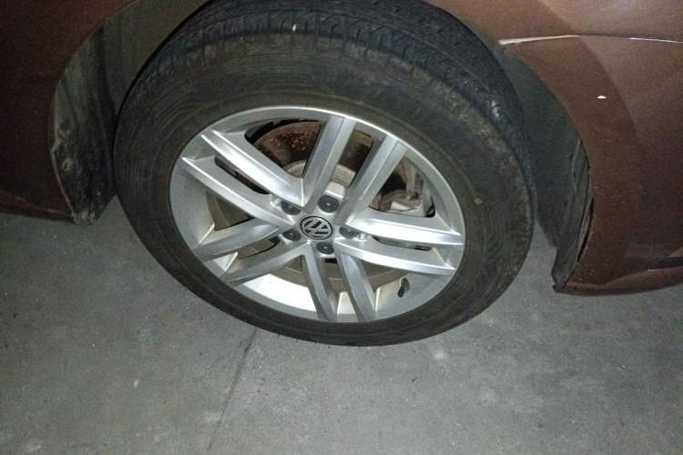 Used Volkswagen Gran Lavida 2015 1.6L Automatic Comfort Edition Right Front Wheel Hub