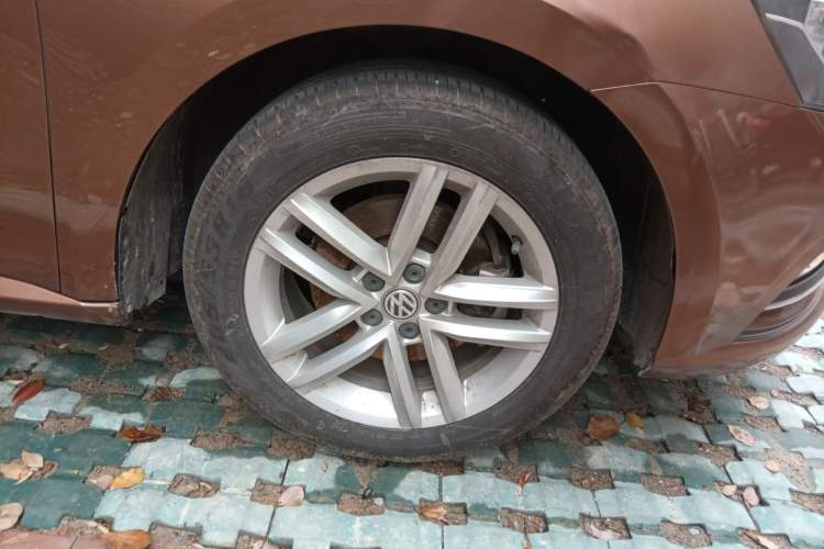 Used Volkswagen Gran Lavida 2015 1.6L Automatic Comfort Edition Right Front Wheel Hub