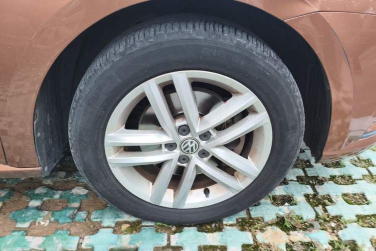 Used Volkswagen Gran Lavida 2015 230TSI DSG Comfort Edition Right Front Wheel Hub
