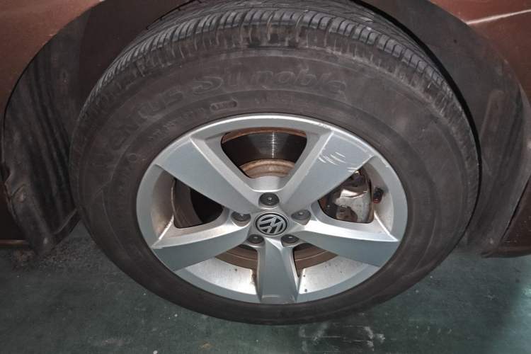 Used Volkswagen Gran Lavida 2015 1.6L Automatic Fashion Edition Right Front Wheel Hub