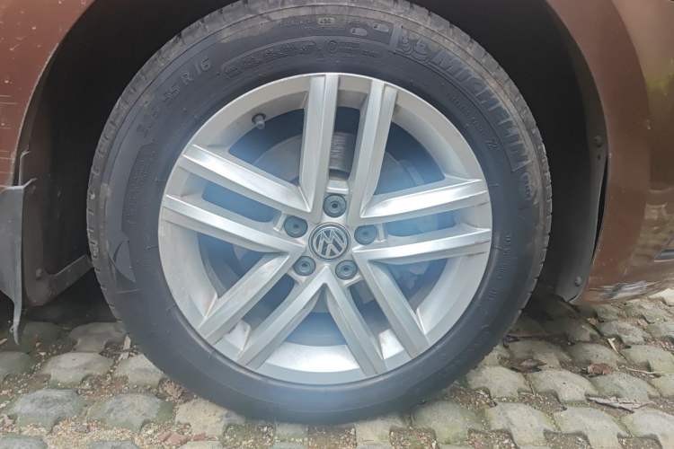 Used Volkswagen Gran Lavida 2015 1.6L Automatic Comfort Edition Right Front Wheel Hub