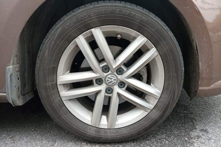 Used Volkswagen Gran Lavida 2015 1.6L Automatic Comfort Edition Right Front Wheel Hub