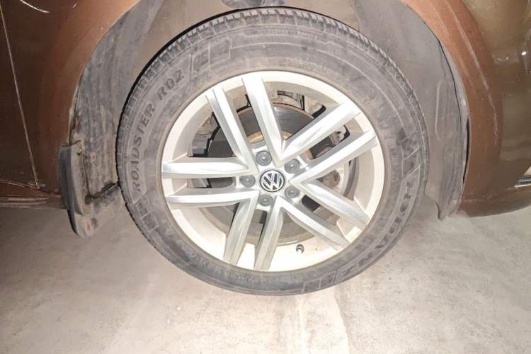 Used Volkswagen Gran Lavida 2015 1.6L Automatic Comfort Edition Right Front Wheel Hub