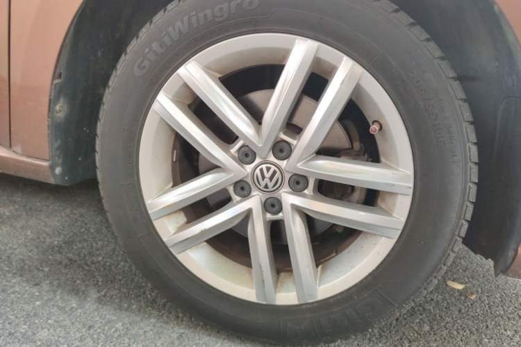 Used Volkswagen Gran Lavida 2015 1.6L Automatic Comfort Edition Right Front Wheel Hub