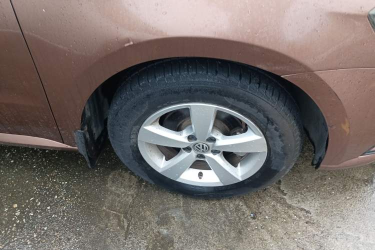 Used Volkswagen Gran Lavida 2015 1.6L Automatic Fashion Edition Right Front Wheel Hub