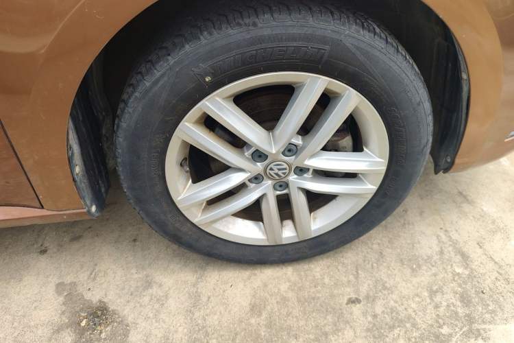 Used Volkswagen Gran Lavida 2015 1.6L Automatic Comfort Edition Right Front Wheel Hub