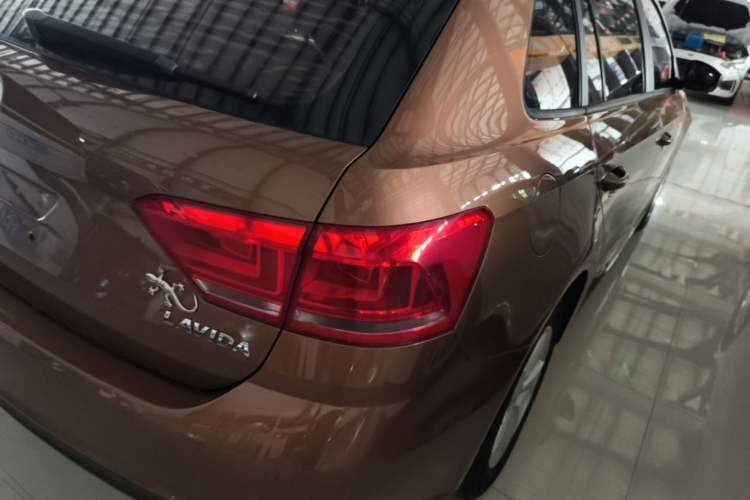 Used Volkswagen Gran Lavida 2015 1.6L Automatic Fashion Edition Right Rear Taillight