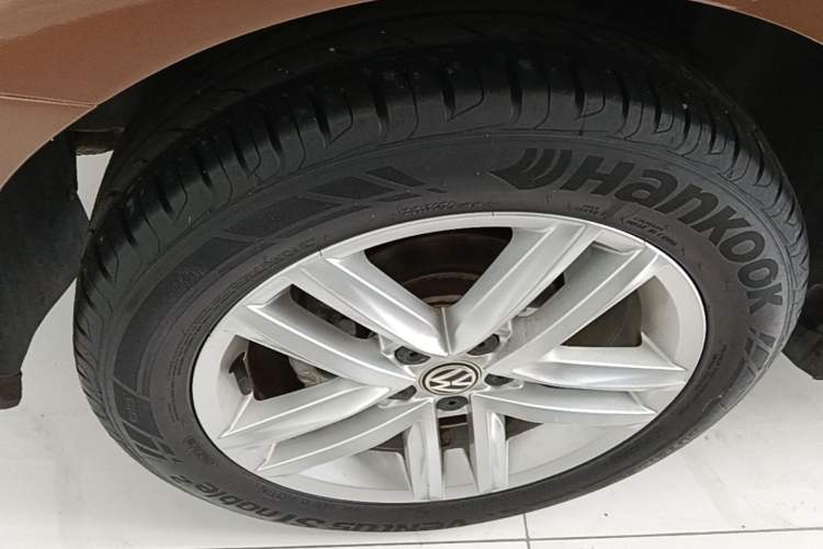 Used Volkswagen Gran Lavida 2015 1.6L Automatic Comfort Edition Right Rear Wheel Hub