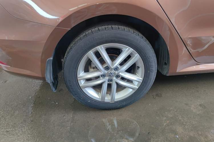 Used Volkswagen Gran Lavida 2015 1.6L Automatic Comfort Edition Right Rear Wheel Hub