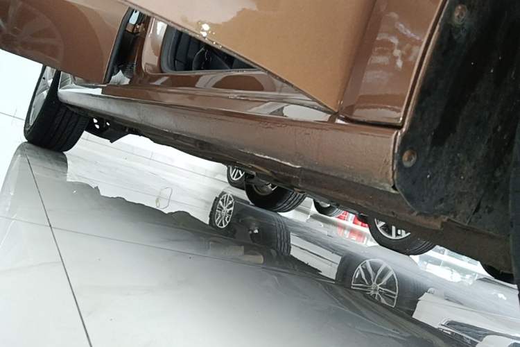 Used Volkswagen Gran Lavida 2015 1.6L Automatic Comfort Edition Right Side Sill