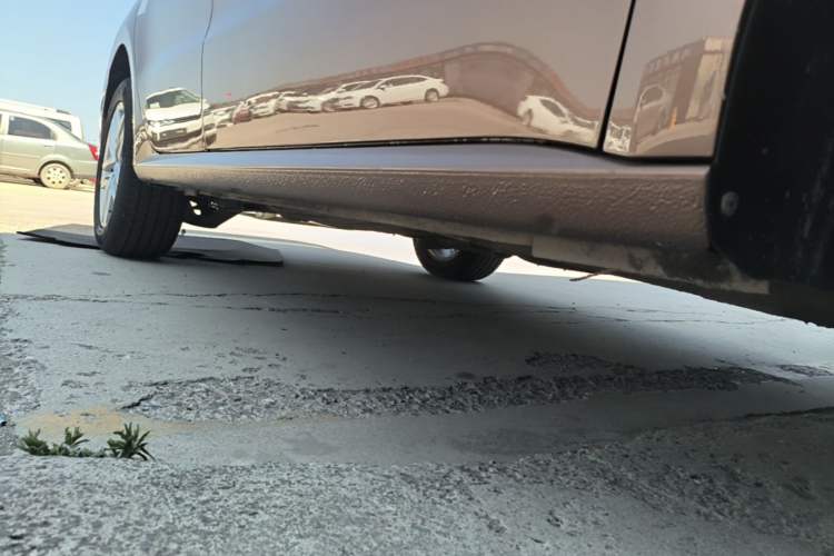 Used Volkswagen Gran Lavida 2015 1.6L Automatic Comfort Edition Right Side Sill