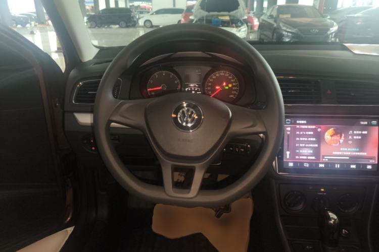 Used Volkswagen Gran Lavida 2015 1.6L Automatic Fashion Edition Steering Wheel