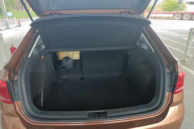 Used Volkswagen Gran Lavida 2015 1.6L Automatic Comfort Edition Trunk