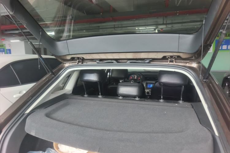 Used Volkswagen Gran Lavida 2015 1.6L Automatic Fashion Edition Trunk
