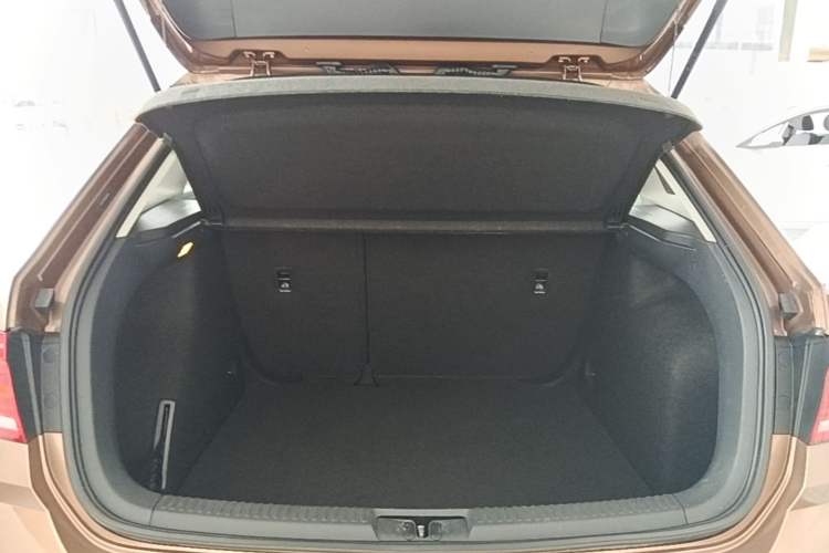 Used Volkswagen Gran Lavida 2015 1.6L Automatic Comfort Edition Trunk