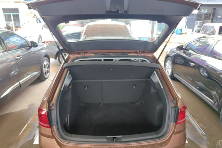 Used Volkswagen Gran Lavida 2015 1.6L Automatic Comfort Edition Trunk