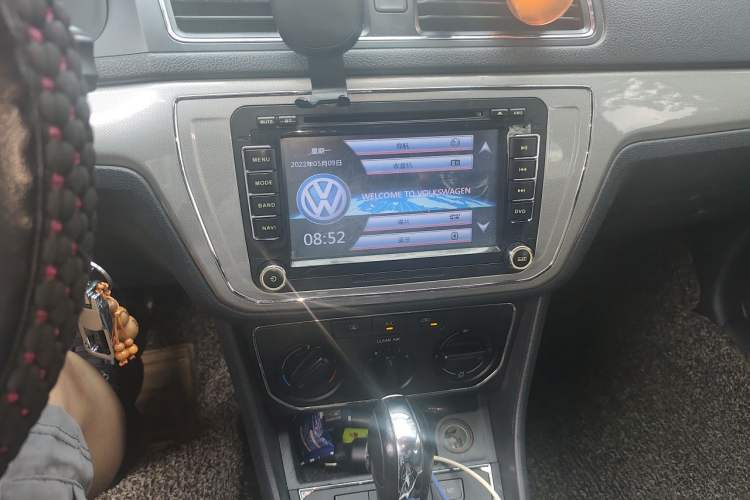 Used Volkswagen Gran Lavida 2015 1.6L Automatic Comfort Edition Audio And AC Panel