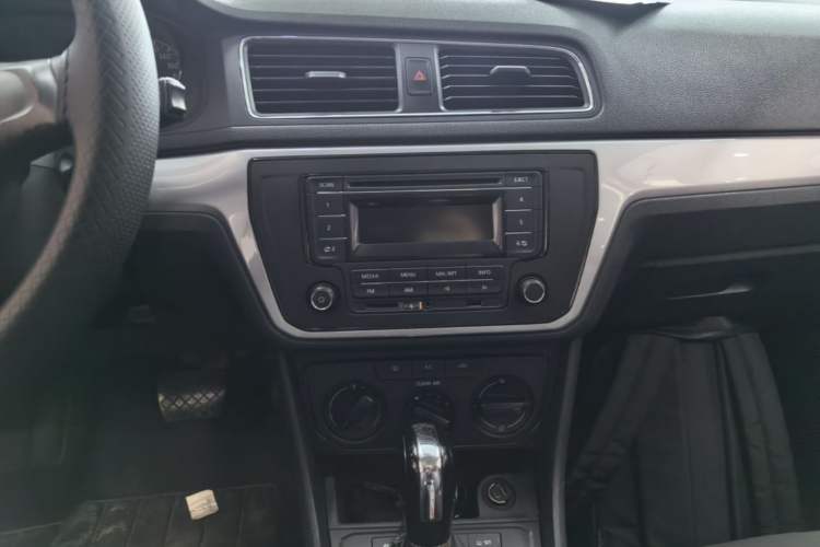 Used Volkswagen Gran Lavida 2015 1.6L Automatic Fashion Edition Audio And AC Panel