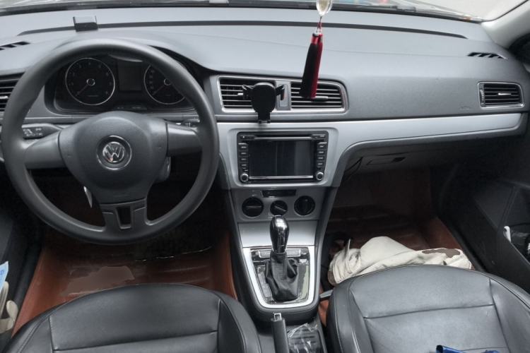 Used Volkswagen Gran Lavida 2015 1.6L Automatic Comfort Edition Center Console